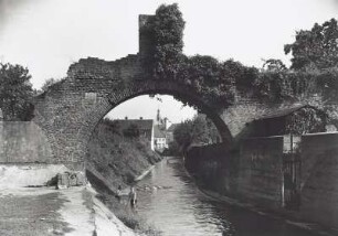 Speyer, Nonnenbach : Speyer. Nonnenbach (Speyerbach). Blick durch die Stadtmauer zum Turm der Dreifaltigkeitskirche