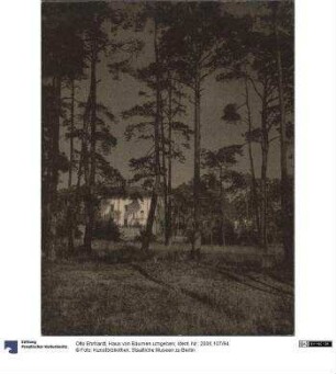 Haus von Bäumen umgeben