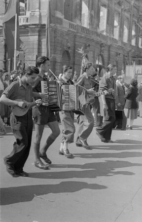 Demonstration zum 1. Mai 1951 in Berlin : Musikensemble im Demonstrationszug