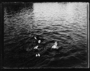 Ohne Titel (Hans Zille und zwei unbekannte Jungen im Wasser)