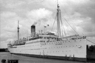 Bremerhaven: Schiff "Columbia", Greek-Line, in der Schleuse