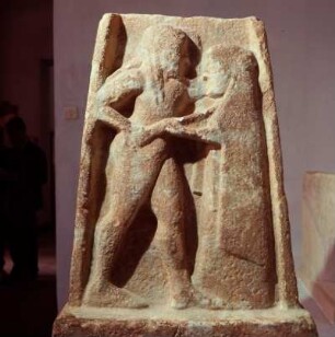Menelaos und Helena : Sparta Museum, vierseitige reliefierte Basis, Relief mit Menelaos und Helena, 6. Jh. v. Chr.