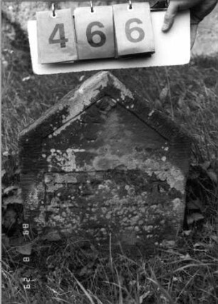 Grabstein 466 (Index: 100108019) Material: grauer Sandstein Zustand: stark verwittert, eingesunken, teilweiser Textverlust Maße HxBxT: 48x39x9 cm Beschreibung: Stele, Giebelabschluß, Schriftfeld rechteckig eingetieft Besonderheit: Kindergrab: Grabstein 466