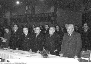 Leipzig. Otto Buchwitz (2. von rechts), auf einer Tagung in der Kongreßhalle am Zoo in Leipzig (Protest gegen die westorientierte Politik Dr. Adenauers), Januar 1951 & Leipzig. Max Seydewitz (rechts), Ministerpräsident Sachsens, auf einer Tagung in der Kongreßhalle am Zoo in Leipzig (Protest gegen die westorientierte Politik Dr. Adenauers), Januar 1951