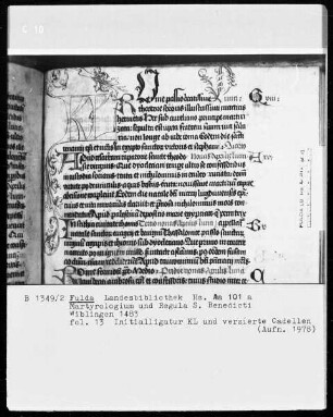 Martyrologium und Regula Sancti Benedicti — KL-Ligatur mit anschließender Ranke als Teilbordüre, Folio 13recto