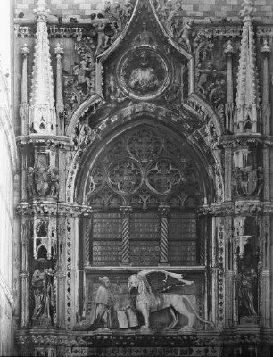 Der Doge Francesco Foscari, vor dem Markuslöwen kniend