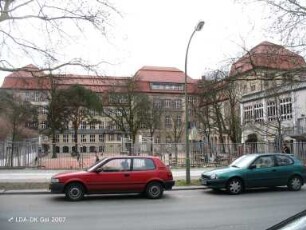 Reinhold-Otto-Grundschule und Robert-Bosch-Oberschule (ehem. 27. und 28. Gemeinde-Doppelschule) mit Pavillon; Berlin, Charlottenburg-Wilmersdorf