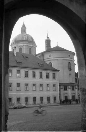 Weingarten: Blick durch den Torbogen auf das Kloster