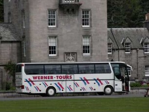 Deutscher Reisebus vor Balmoral Castle, der schottischen Sommerresidenz des englischen Königshauses