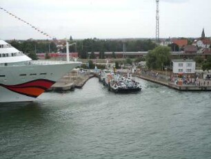 Warnemünde - Autofähre : Am Ufer liegt eine beladene Autofähre. Aufgenommen am 24. Juli 2010 in Rostock-Warnemünde