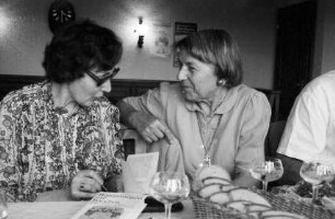 Laufen: Winzergenossenschaft, Ingeborg Hecht-Studniczka, Buchübergabe "Begegnungen mit Bacchus", Morstadt Verlag, Kehl, beim Autogramme geben