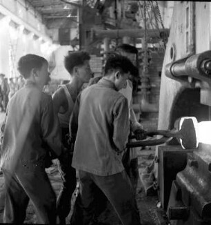 Drei Arbeiter am Glühofen : Wuhan (China). Drei Arbeiter am Glühofen