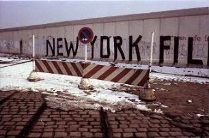 Berlin: Mauer am Potsdamer Platz mit Aufschrift "New York Film"