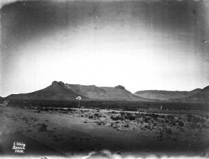 Steppe mit Hügelkette : Blick von einer Eisenbahntrasse über eine Steppe auf eine Hügelkette