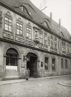 Halle, Große Nikolaistraße 6. Wohnhaus mit Reliefschmuck zu Händels Oratorien : Halle (Saale), Große Nikolaistraße 6. Wohn- und Geschäftshaus (heute Museumskomplex Händel-Haus; im 19. Jahrhundert fälschlich als Geburtshaus G. F. Händels ausgewiesen und mit Reliefschmuck zu Händels Oratorien und Porträtbüste gestaltet (vor 1558, Fassade 1885; G. Glück)