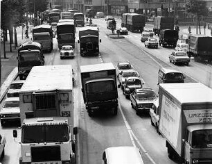 Hamburg. Auch damals ein Problem für die Stadtväter - Starker LKW-Verkehr in der Innenstadt auf der Ost-West-Straße beim Rödingsmarkt