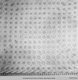 Stuckdekoration mit technischen Motiven - Stuckdekoration mit technischen Motiven: Hammer und Amboss, Zahnräder
