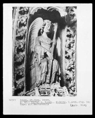 1. Archivoltenfigur links: Engel mit Martersäule
