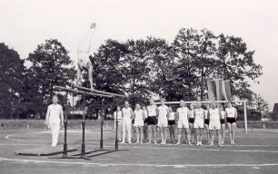 Sportfest "Das grosse Spiel" am 13.07.1957. Barrenturnen. Detmold. Lagesche Str. Papierabzug