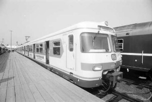 Hamburg: Deutsche Bahn; S-Bahnzug von vorn
