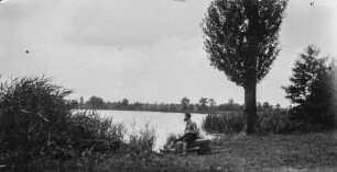 Rudolf Zimmermann am Teich : Königswartha, Rudolf Zimmermann am Ufer eines Teiches mit Pappel sitzend.