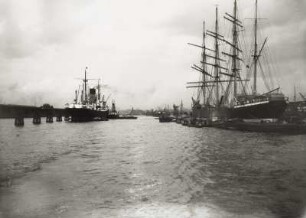 Hamburg, Hafen : Hamburg. Hafen. Frachtdampfer am Dalbenliegeplatz und Viermastsegler "Parma"am Kai