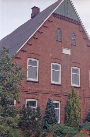 Sühlen: Sühlener Straße (25): Bauernhaus: Giebelseite Wohntrakt: oben an Giebel Verbretterung, Eulenlöcher