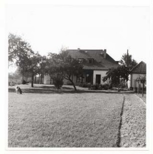 Garten am Landhaus van Beek am Seddiner See: Haus Gartenseite mit unfertigem Plattenweg