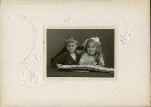 Zwei Kinder mit Fotoalbum