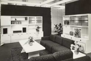 Anbauwand "Vaxholm" : Ausstellungskoje mit Wohnzimmermöbeln (1976; VEB Meyenburger Möbelwerk)