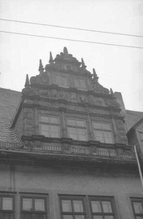 Keine Beschreibung [Saalfeld: Stadtapotheke, Giebel]