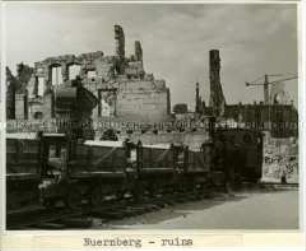Provisorische Schienenstrecke durch das zerstörte Nürnberg