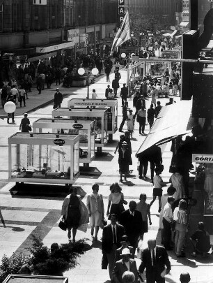Hamburg-Altstadt. Blick in die Spitalerstraße, einer der größten Geschäfts- und Einkaufsstraßen der Freien- und Hansestadt. Es herrsch geschäftiges Treiben