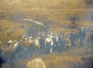 Norwegen. Gruppenbild mit Touristen der Hapag und Samenfamilie in ihrem Lager an einem Fluß bei Tromsø