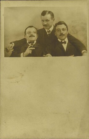 [Drei Männer in Anzügen]