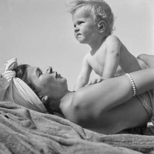 Elisabeth Gremmler mit Kleinkind am Strand von Henkenhagen (heute: Ustronie Morskie)