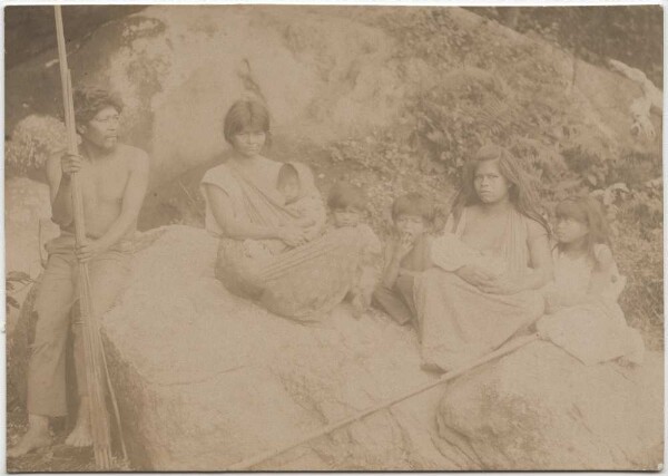 Guaraní Indians with children from the Rio Itariri