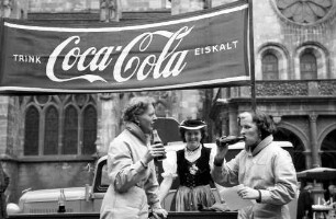 Freiburg: 1. internationale Rallye Travemünde. Katja Ajak (rechts) auf VW, am Coca-Cola-Stand