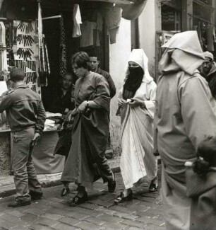 Casablanca, Marokko. Straßenszene mit Händler, Passanten und verschleierter Frau