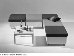 Beistelltisch : Möbelprogramm "variopur" (1973; VEB Petrolchemisches Kombinat Schwedt). Fünf Hocker und ein Beistelltisch