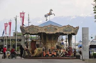 Lausanne - Kinderkarussell : Dieses historische Kinderkarussell steht am Hafen. Aufgenommen in Lausanne am 18. Mai 2010