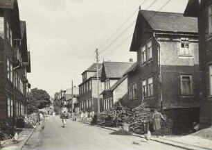 Neuhaus am Rennweg-Steinheid. Blick in eine Straße mit Wohnhäusern