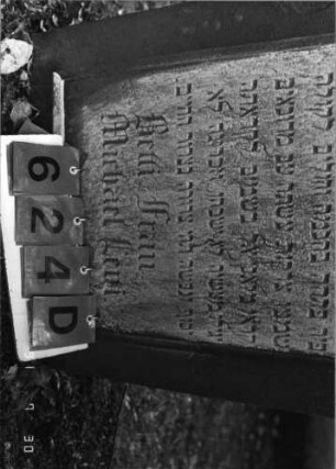Grabstein 624 (Index: 99790889) Maße HxBxT: 106x57x30 cm Symbolik: nach unten gehaltene Fackeln: Grabstein 624D (Nachholaufnahme)