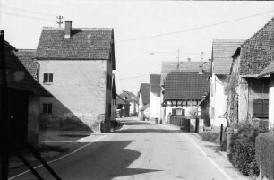 Kappel: Landstraße mit Kirche und Ortsdurchfahrt