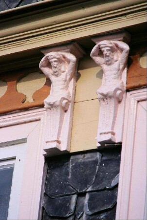 Detail Haus Nr. 6, Markt: Fenstersturz mit Karyatiden