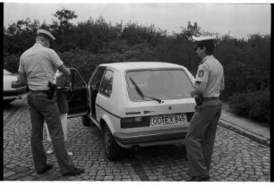 A 1: Raststätte "Buddikate" bei Todendorf: Verkehrskontrolle: zwei Polizeibeamte der Verkehrsüberwachungsbereitschaft
