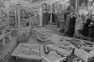 Messebesucher in der Ausstellungshalle Bulgariens vor einer Präsentation von alkoholischen Getränken