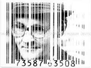 Älterer Mann mit Hut und Brille, das Bild überzogen mit einem weißen Strichcode (Altersgruppe 18-21)