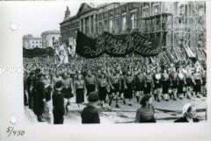 Demonstration zum Deutschlandtreffen der FDJ am Pfingstsonntag