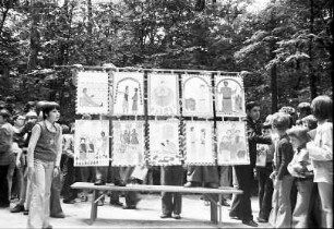 Freiburg, West: von Ministranten gemalte [biblische Geschichte]